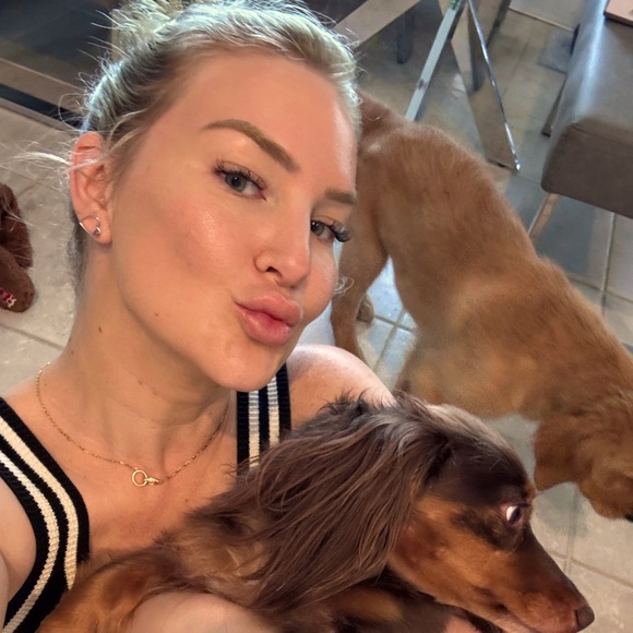 Meet your Posher, Ashley - Picture 1 of 15